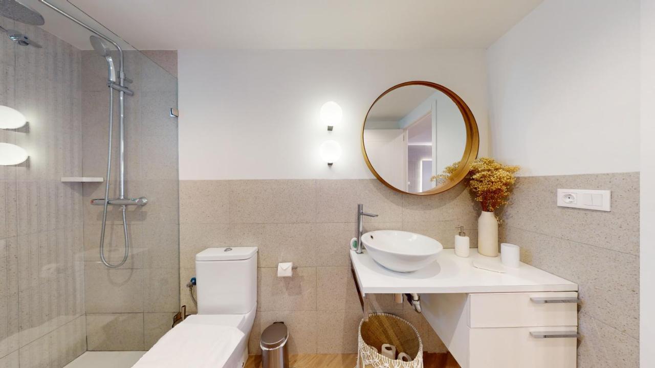 Stylish In With Ac And Balcony Apartment *