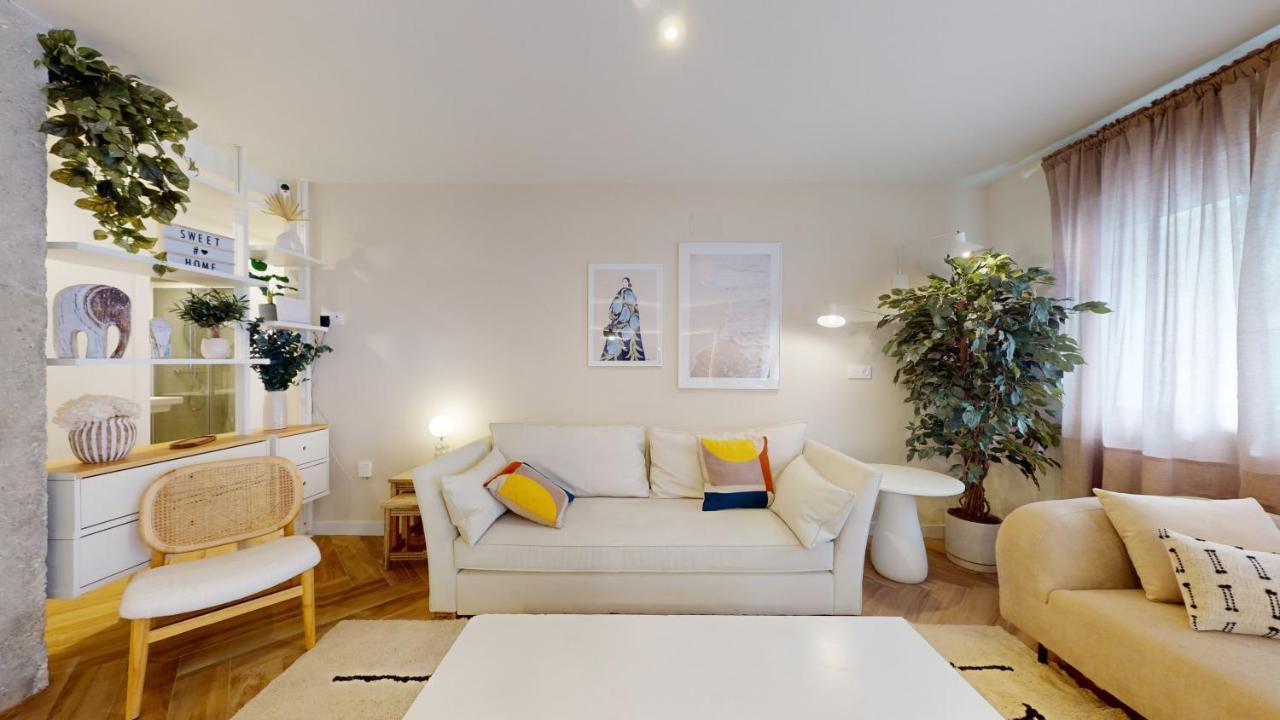 Apartment Stylish In With Ac And Balcony *