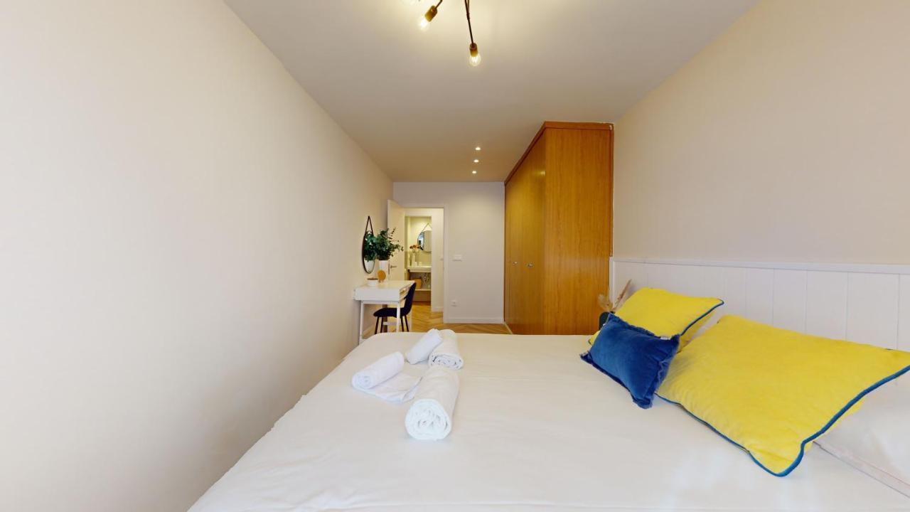 Stylish In With Ac And Balcony Apartment *