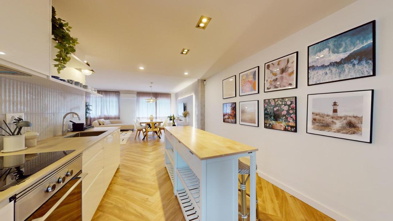 Stylish In With Ac And Balcony Apartment *